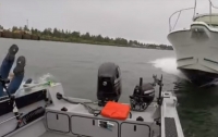 Катер врезался на скорости в лодку с рыбаками (видео)