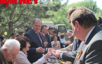 В Симферополе Могилев в компании с ветеранами вчера решил съесть каши и выпить 100 грамм (ФОТО)