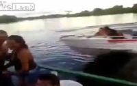 Лодка протаранила толпу отдыхающих на причале в Бразилии (видео)