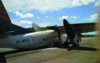 Самолет китайского производства поломался при посадке