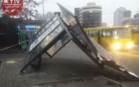 В Киеве рухнула остановка общественного транспорта