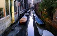 Каналы рекордно пересохли в Венеции вслед за рекордным наводнением