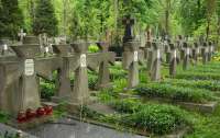У столиці на могилах захисників і захисниць України встановлять меморіальні споруди єдиного зразка