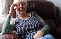 Старушка забилась татуировками после смерти мужа