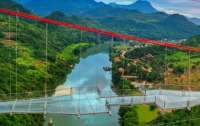 Самый длинный стеклянный мост в мире открыли в КНР (видео)