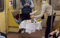 В харьковском метро пассажир устроил импровизированный вагон-ресторан