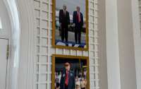 На стене одной из комнат Белого дома поместили фотографию Трампа и Путина (фото)