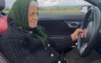 На Закарпатье 90-летняя бабуля устроила дрифт на кабриолете (видео)