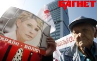 Как сторонники Тимошенко обклеивали груди ее портретами под Апелляционным судом (ФОТО)