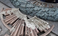 Вандалы, испортившие Вечный огонь в Киеве, засветились на камерах (видео)