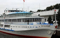 В России отбуксировали на свалку теплоход с 200 пассажирами на борту