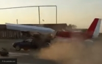 В Чечне самолет врезался в автомобиль на трассе (видео)