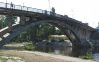 В Киеве «затанцевал» знаменитый мост через Днепр 