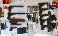 Полиция устроила масштабную облаву на торговцев оружием