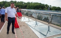 Защитную стеклопленку на мосту в Киеве могут заменить бронестеклом