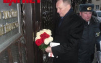 Белорусские оппозиционеры принесли цветы в посольство Украины для FEMEN