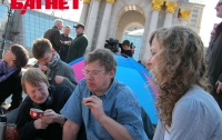 Киевляне спокойно устроили пикник прямо на Майдане (ФОТО)