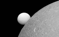 Станция Cassini сделала снимок Дионы и Энцелада (ФОТО)