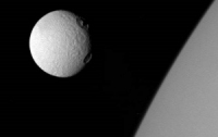 Зонд Cassini сфотографировал кратеры на спутнике Сатурна — Тефии