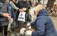 Соціальний патруль у Києві роздав майже 22 тисячі гарячих безоплатних обідів