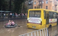 Потоп во Львове: жители плавают по городу на лодках (видео)