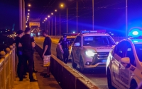 Проблемы в личной жизни: В Днепре мужчина пытался спрыгнуть с моста