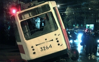 В Одессе трамвай съехал с рельсов, сбив автомобиль
