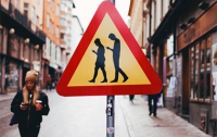 Финны сделали предупреждающий дорожный знак о людях с гаджетами