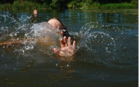 В Днепропетровске блондинка пыталась переплыть Днепр