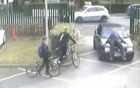 Прокативший школьного учителя на капоте авто британец угодил в тюрьму (видео)