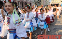 Испанцы, турки и белорусы прошли парадом по центру Львова (ФОТО)