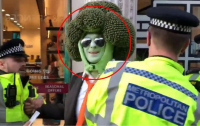 Человека-брокколи арестовали в Лондоне