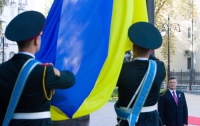Янукович принял участие в церемонии поднятия Государственного Флага 