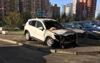 В Киеве из-за неправильной парковки сожгли внедорожник