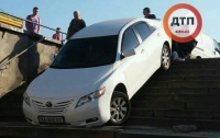 ДТП в Киеве: автолюбитель решил провести экстрим-тест Toyota Camry