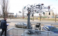 В Киеве появилось удивительное дерево со швейными машинками