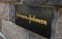 Johnson & Johnson выплатит заболевшей раком женщине 417 миллионов долларов