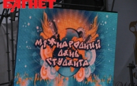 Киевские студенты устроили флешмоб «Уступи лавочку» (ВИДЕО)