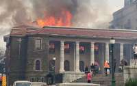 В ЮАР из-за пожара началась эвакуация жителей столицы (видео)