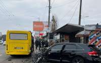 У Києві автомобіль протаранив маршрутку і вбив чоловіка на зупинці (фото)