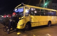 Маршрутка столкнулась с грузовиком в Черкассах: девять пострадавших (видео)