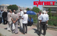 Крымские татары освободили площадь перед Совмином, но голодать не прекратили