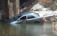 Авто слетело с моста в реку в Кривом Роге
