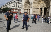 Мужчина с молотком напал на полицейских у парижского собора Нотр-Дам