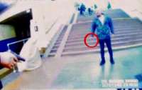 Неадекват без маски напал на копа с ножом в метро