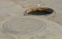 С Киевских улиц исчезают крышки канализационных люков