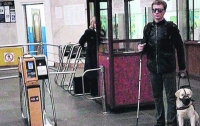В Киеве работники метрополитена выгнали из метро инвалида с собакой-поводырём