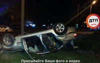В Киеве автомобиль BMW перевернулся на крышу и загорелся