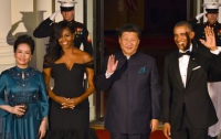 Мишель Обама показала президенту Китая свою грудь