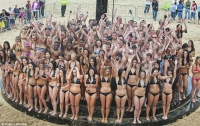 Толпа девушек в бикини плескаясь в душе, установили мировой рекорд (ФОТО)